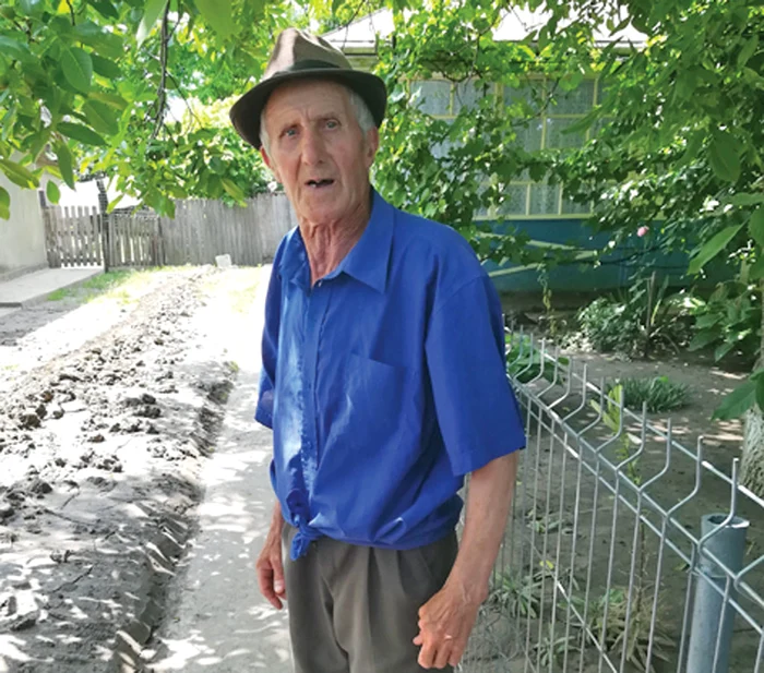 
    Florea Asurdoaie,  73 de ani, a găsit vinovaţii  pentru inundaţii  