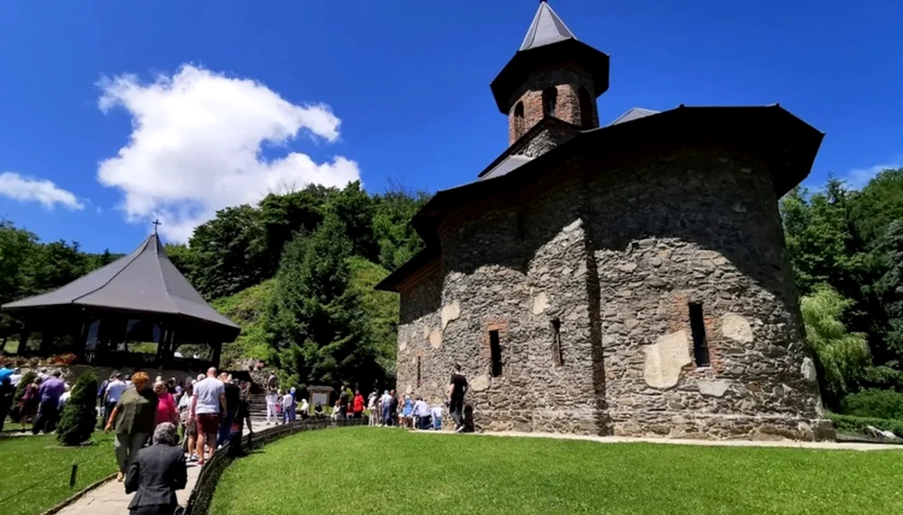 Mănăstirea Prislop, vizitată de pelerini din toate colţurile ţării