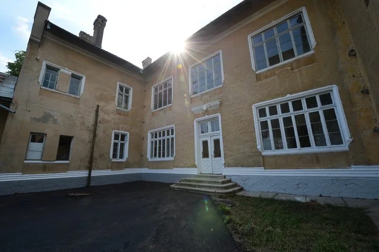 Turismul Dictatorului: Cazarma unde au fost executați Ceaușescu atrage ca un magnet.