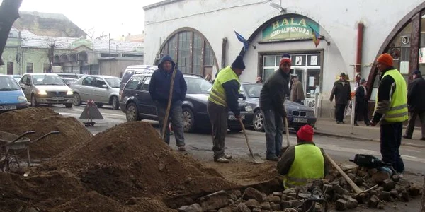 Săpăturile din zona pieţei le-au făcut viaţa amară şoferilor