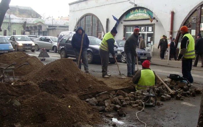 Săpăturile din zona pieţei le-au făcut viaţa amară şoferilor