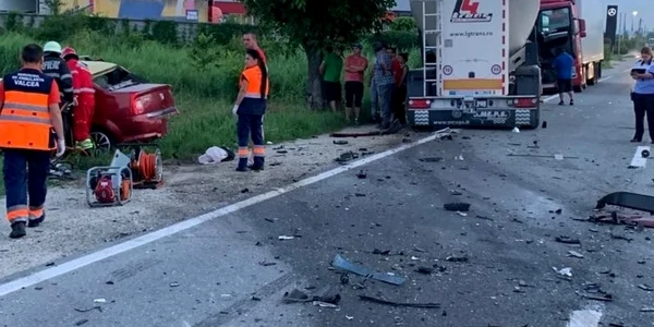 Accident mortal pe DN7 - E81 pe Dealul Negru la Budeşti - Vâlcea un taximetrist şi-a pierdut viaţa în urma coliziunii cu o cisternă Foto Adevărul