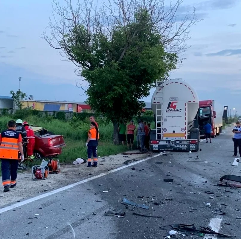 Accident mortal pe DN7 - E81 pe Dealul Negru la Budeşti - Vâlcea un taximetrist şi-a pierdut viaţa în urma coliziunii cu o cisternă Foto Adevărul