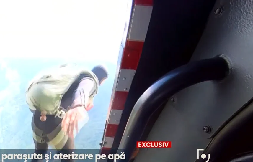 Imagini rare. Forțele Speciale ale României, salturi în gol și aterizare pe apă, în cadrul unui exercițiu ca în filme