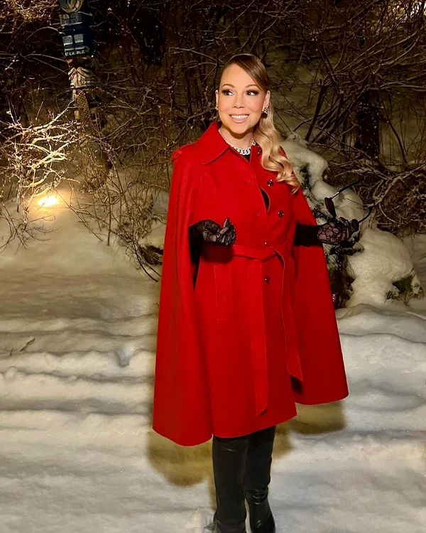 Mariah Carey s-a îmbrăcat în roșu, în Ajunul Crăciunului (Foto: Instagram)