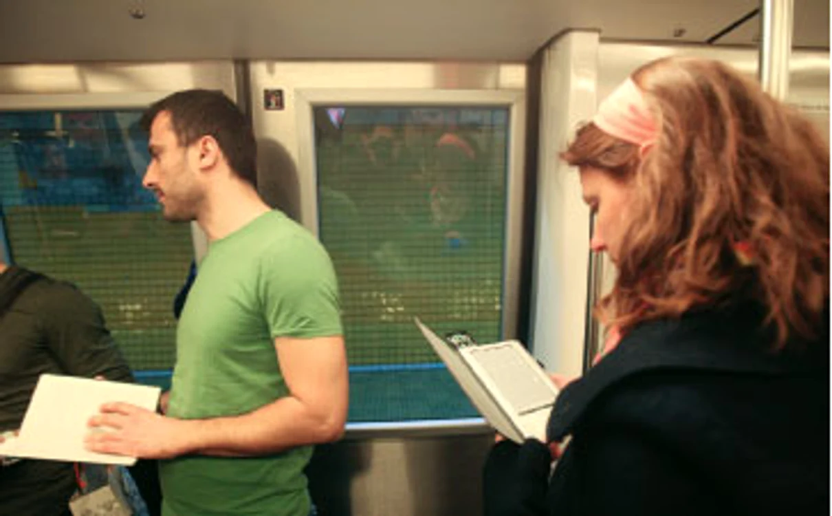 În metroul bucureştean, tinerii citesc şi cărţi tipărite,  dar şi e-book-uri  p Foto: adevărul