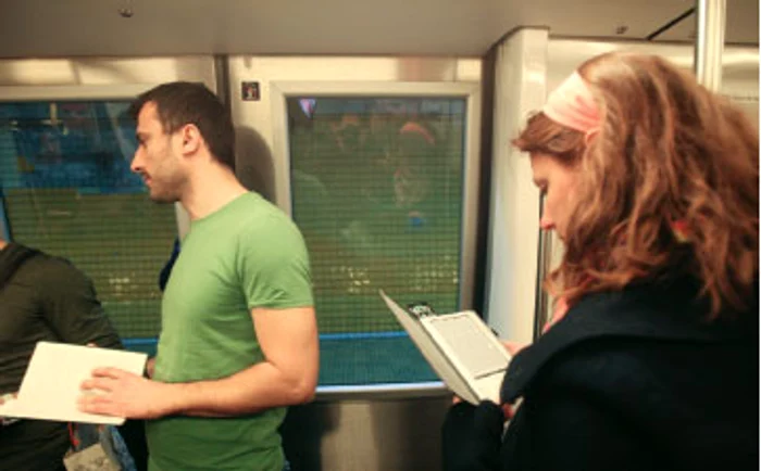 În metroul bucureştean, tinerii citesc şi cărţi tipărite, dar şi e-book-uri p Foto: adevărul