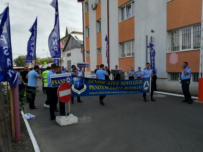 Angajaţii de la Penitenciarul Botoşani au protestat în faţa instituţiei FOTO Cosmin Zamfirache