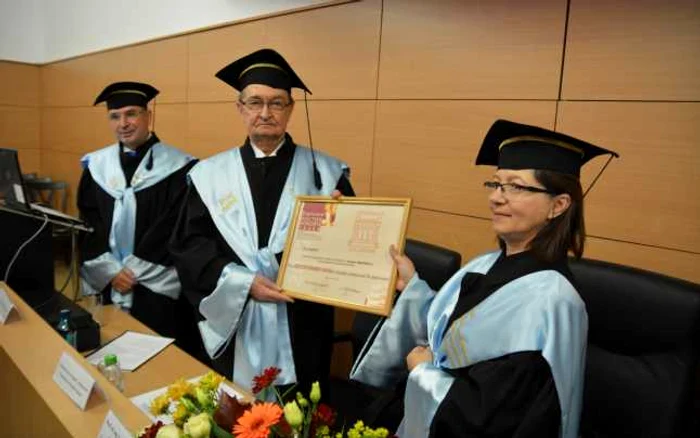Academicianul Bogdan C.Simionescu Foto: UGAL