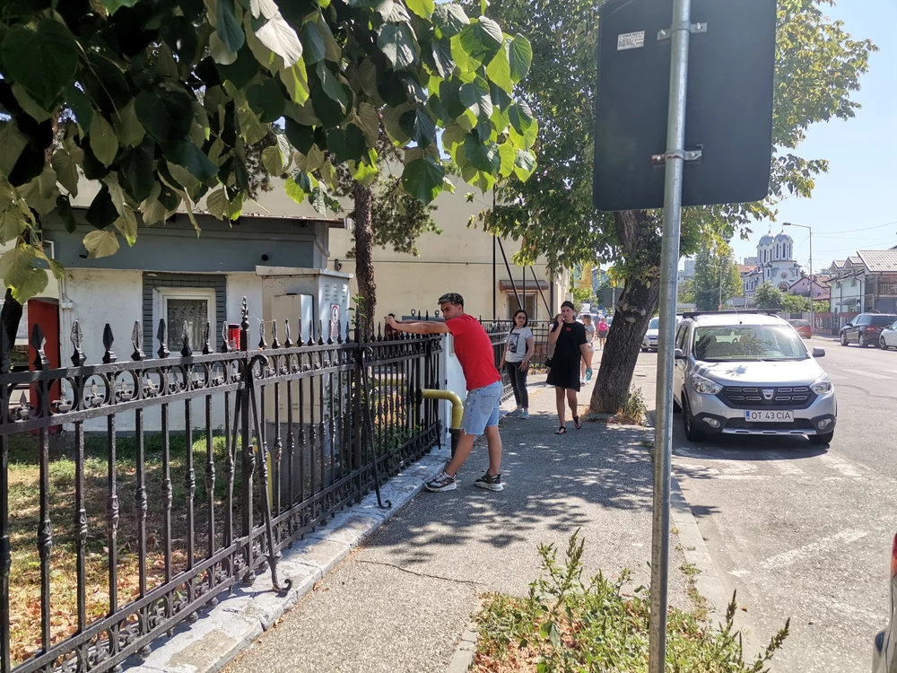 Pe candidați i-au așteptat la oarta centrului de examen prieteni, rude FOTO: Alina Mitran