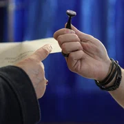 Proces electoral într-o secție de vot în timpul turului I al alegerilor pentru funcția de președinte al României și pentru referendumul legat de Capitală, București. FOTO Inquam Photos / Octav Ganea