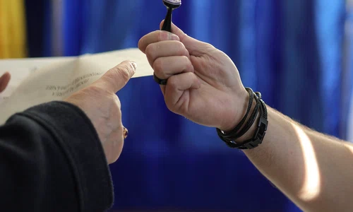 Proces electoral într-o secție de vot în timpul turului I al alegerilor pentru funcția de președinte al României și pentru referendumul legat de Capitală, București. FOTO Inquam Photos / Octav Ganea