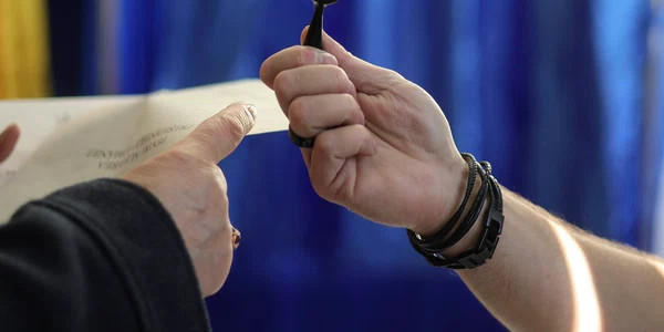 Proces electoral într-o secție de vot în timpul turului I al alegerilor pentru funcția de președinte al României și pentru referendumul legat de Capitală, București. FOTO Inquam Photos / Octav Ganea