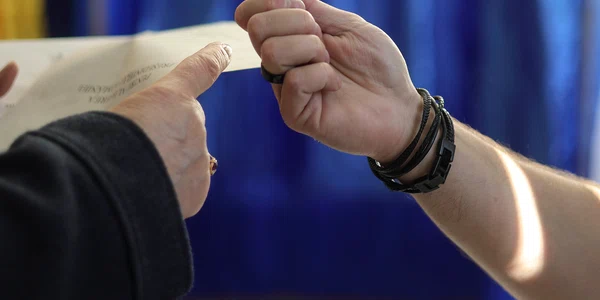 Proces electoral într-o secție de vot în timpul turului I al alegerilor pentru funcția de președinte al României și pentru referendumul legat de Capitală, București. FOTO Inquam Photos / Octav Ganea