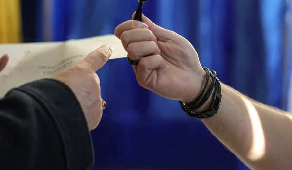 Proces electoral într-o secție de vot în timpul turului I al alegerilor pentru funcția de președinte al României și pentru referendumul legat de Capitală, București. FOTO Inquam Photos / Octav Ganea