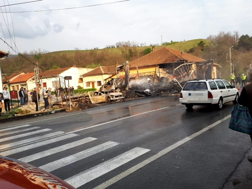 Un autoturism şi o construcţie de pe marginea şoselei au luat foc