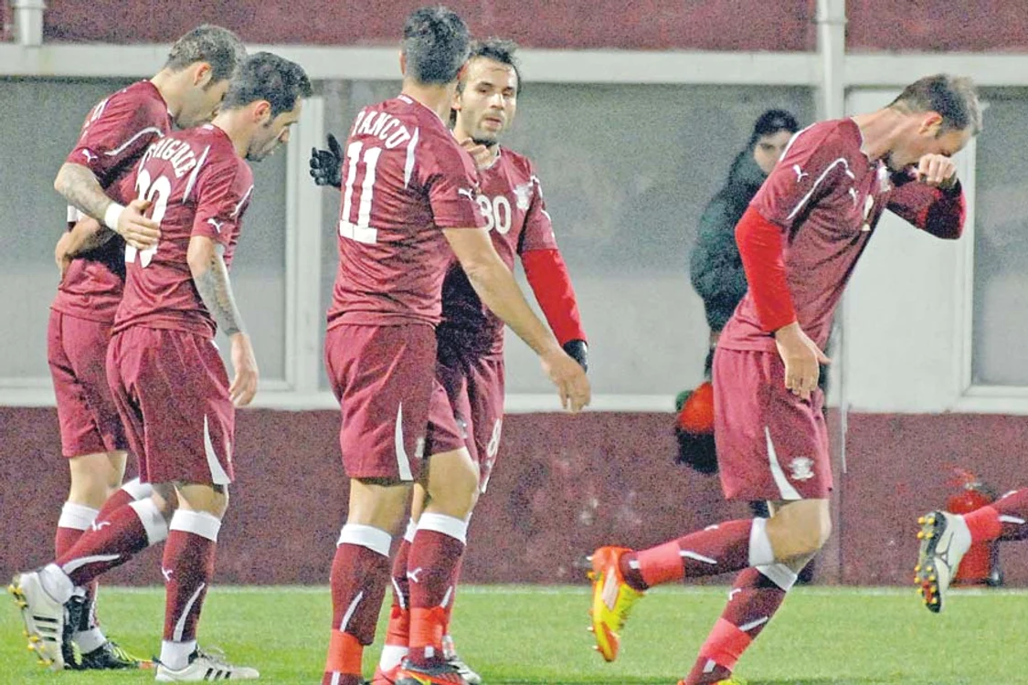 
    Rapidiştii nu mai găsesc  nici o soluţie de salvare  din situaţia critică  în care este clubul (Foto: Răzvan Păsărică)  