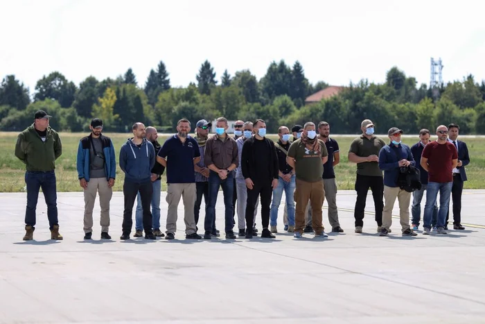 
    După ce au pus din nou piciorul pe pământ românesc, cei 15 conaționali au răsuflat, în sfârșit, ușurațiSursa foto: INQUAM PHOTOS/Sabin Cîrstoveanu  