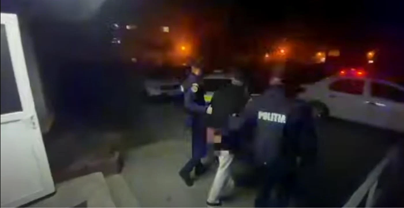 Poliţiştii l-au încătuşat pe bărbatul violent. Foto: captură video