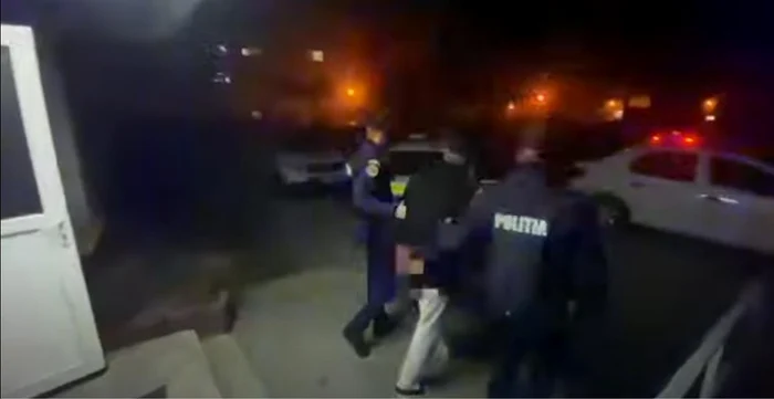 Poliţiştii l-au încătuşat pe bărbatul violent. Foto: captură video
