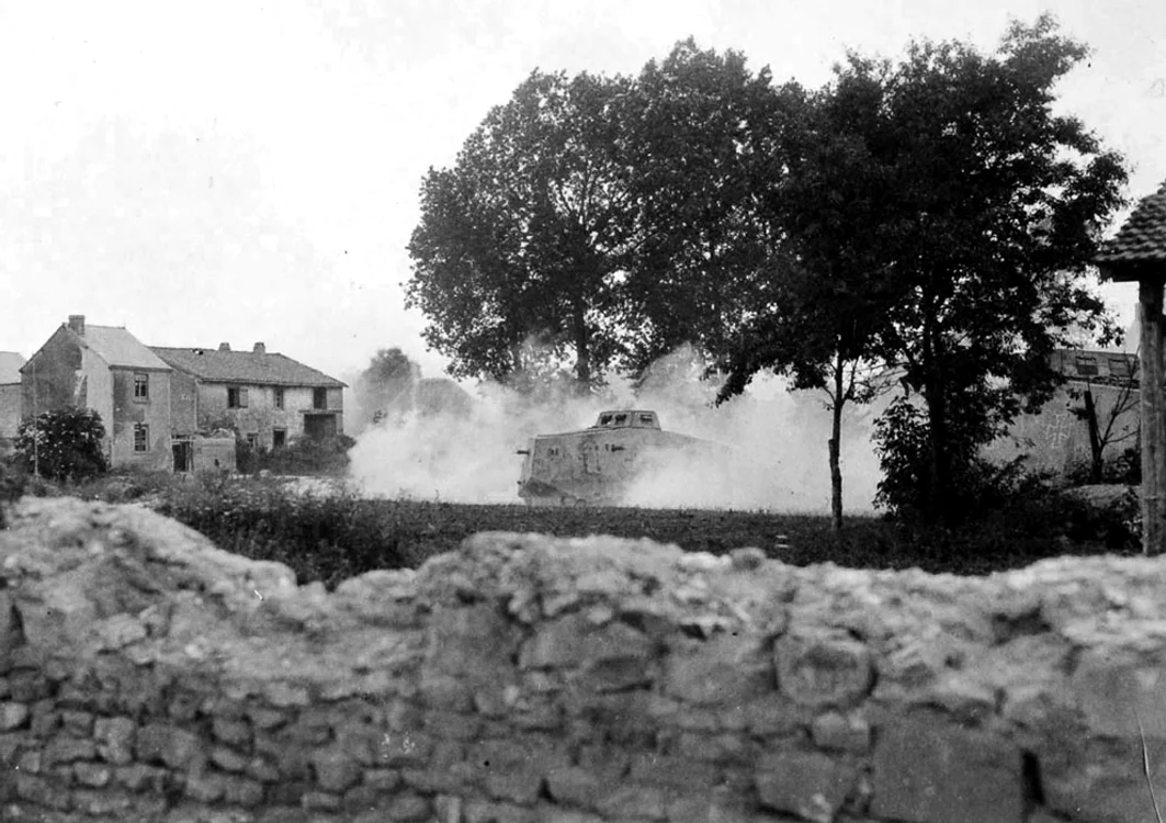 Tancurile germane A7V trec printr-un sat din apropiere de Reims,  pe Frontul de Vest,  în 1918.
