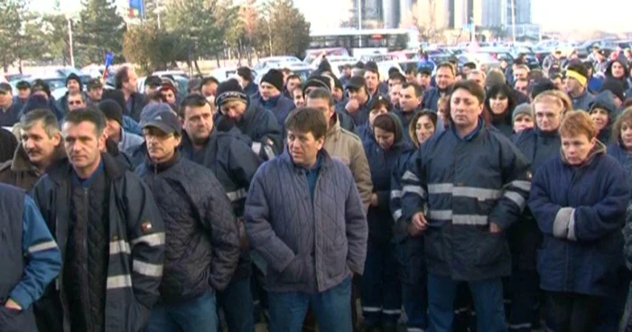 Aproximativ 300 de angajaţi Arpechim Piteşti au protestat marţi dimineaţă pentru că nu şi-au primit salariile