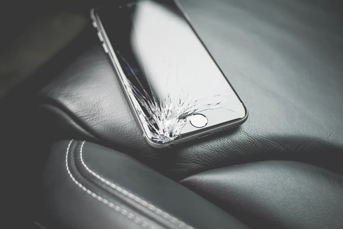 
    5 lucruri practice pe care le poți face dacă ai spart ecranul telefonuluifoto: picjumbo.com from Pexels  