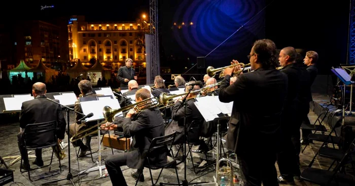 Big Band-ul Radio,dirijat de Ionel Tudor, pe scena din Piaţa Festivalului FOTO Cristi Mitrea