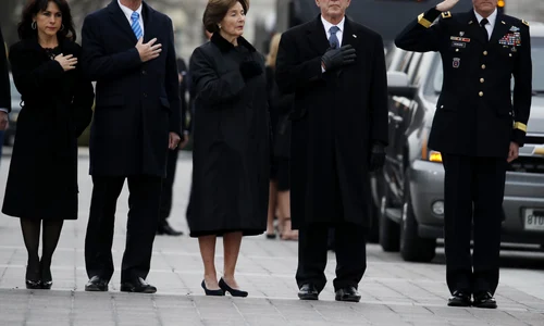 1 inmormantare bush gettyimages 1068725782 jpg jpeg