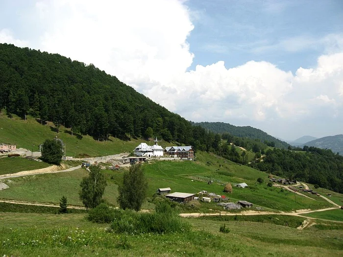 Mânăstirea Petrova a fost sfințită în anul 2000. Foto: crestinortodox.ro