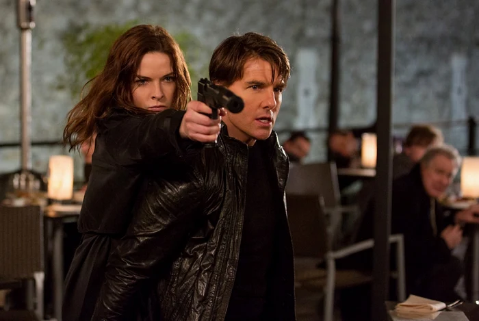 Tom Cruise reia rolul agentului IMF Ethan Hunt, iar Rebecca Ferguson o joacă pe Ilsa  FOTO cinemagia.ro