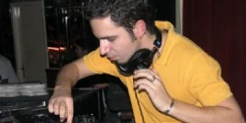 Jay Bliss mixează în Avi-Cola