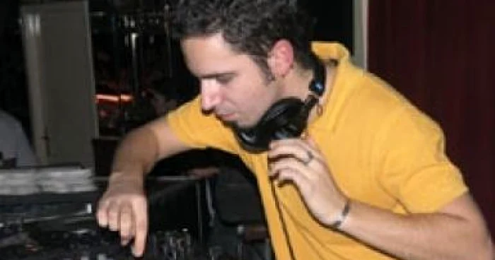 Jay Bliss mixează în Avi-Cola