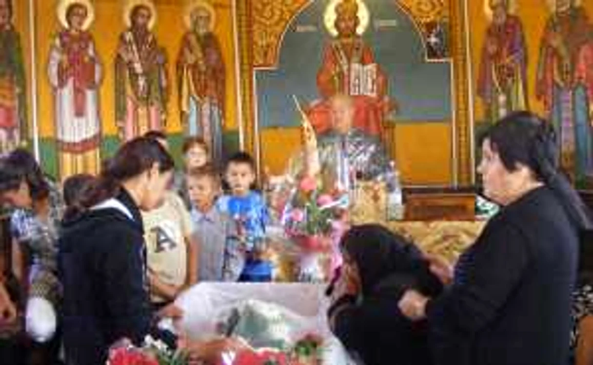 Mama şi bunica fetiţei lângă sicriul Monicăi