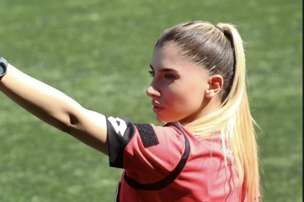 Arbitra suspendată pe viață în Turcia s-a reinventat. Ce face acum tânăra care ar fi apărut într-un clip interzis minorilor, alături de un observator UEFA