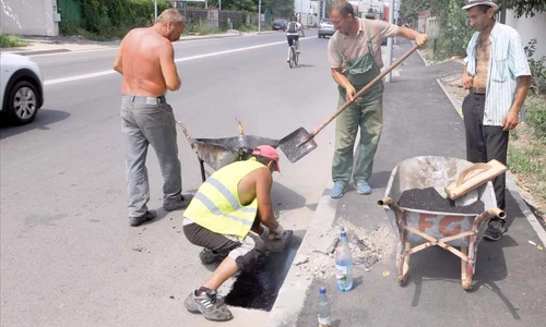 Aceşti muncitori sunt dovada că poţi supravieţui chiar dacă torni asfalt fierbinte pe caniculă jpeg
