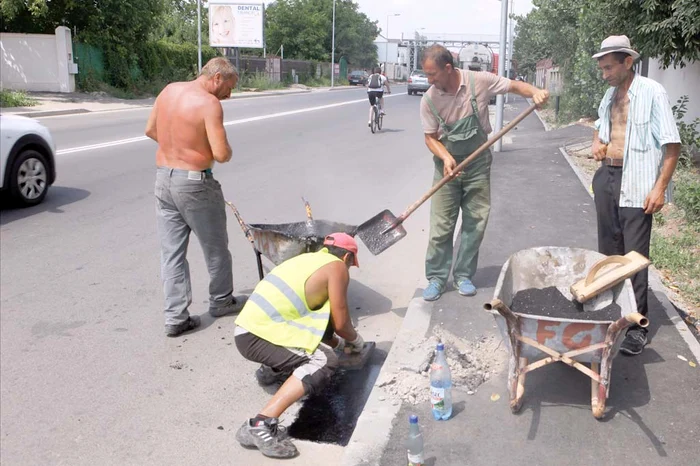 Aceşti muncitori sunt dovada că poţi supravieţui chiar dacă torni asfalt fierbinte pe caniculă