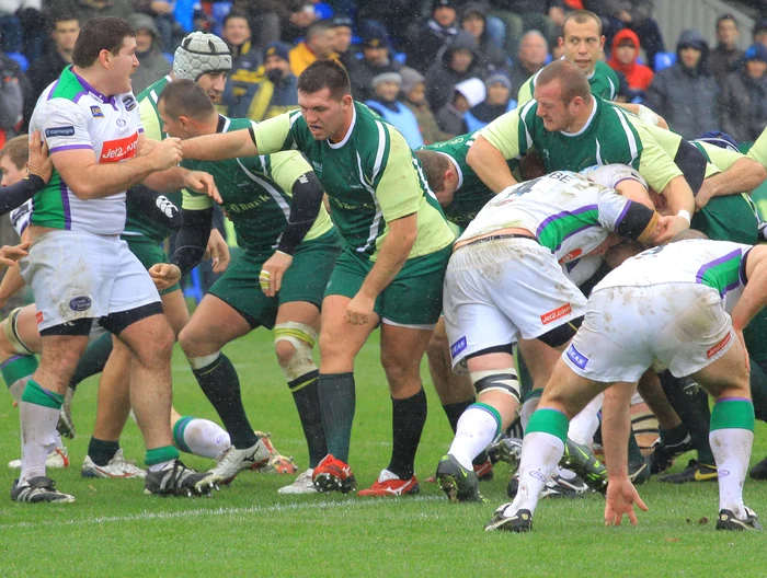 
    Mihai Adăscăliţei (în verde, în dreapta, plan apropiat) l-a lovit cu piciorul în figură pe colegul său de lot, Andrei Rădoi (în centru)  