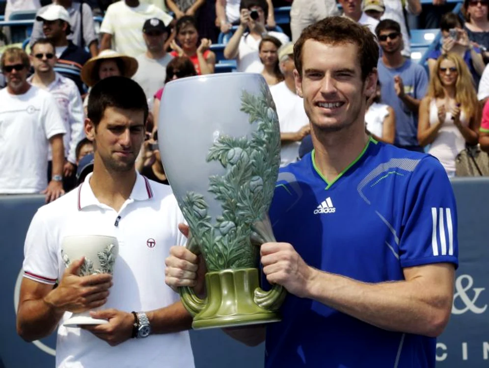 
    Andy Murray cu trofeul de la Cincinnati (foto Reuters)  