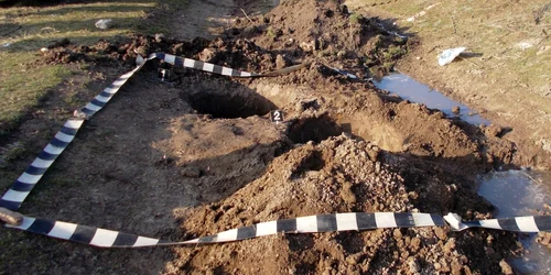 Maşini de poliţie săpături vase antice de lut descoperite de ţărani la Cerchezu Sursa IPJ Constanţa 