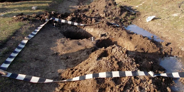 Maşini de poliţie săpături vase antice de lut descoperite de ţărani la Cerchezu Sursa IPJ Constanţa 
