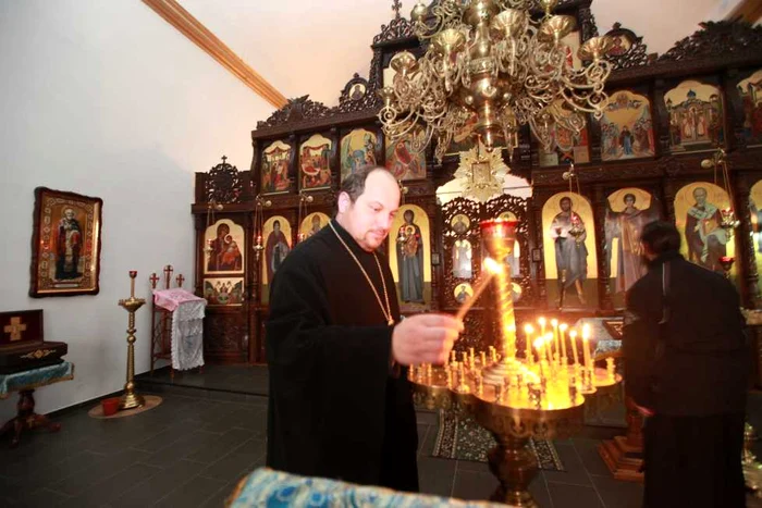 Părintele Spiridon în biserica mănăstirii