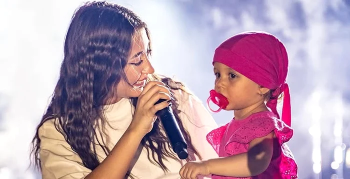 Nicole Cherry și fiica ei, Anastasia, pe scenă foto: Instagram 