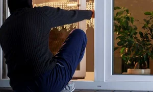 Hot - spargator case - jaf FOTO 123 RF 