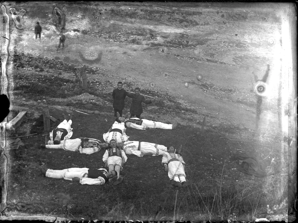 Membrii LANC formând o svastică din trupuri FOTO wikipedia
