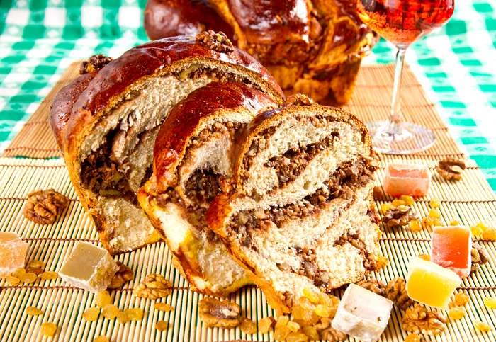 
    Cozonac cu nucă reţeta simplă  