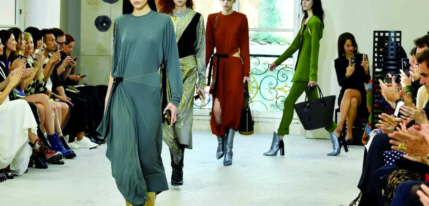 Modelul român Alexandra Micu (în rochie gri) a deschis prezentarea casei de modă Louis Vuitton. FOTOGRAFII Getty Images