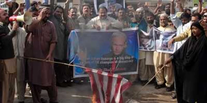 Afacerea Wikileaks a erodat stabilitatea sistemului mondial. Seismul diplomatic s-a resimţit până în Pakistan, unde arestarea lui Assange a provocat proteste 