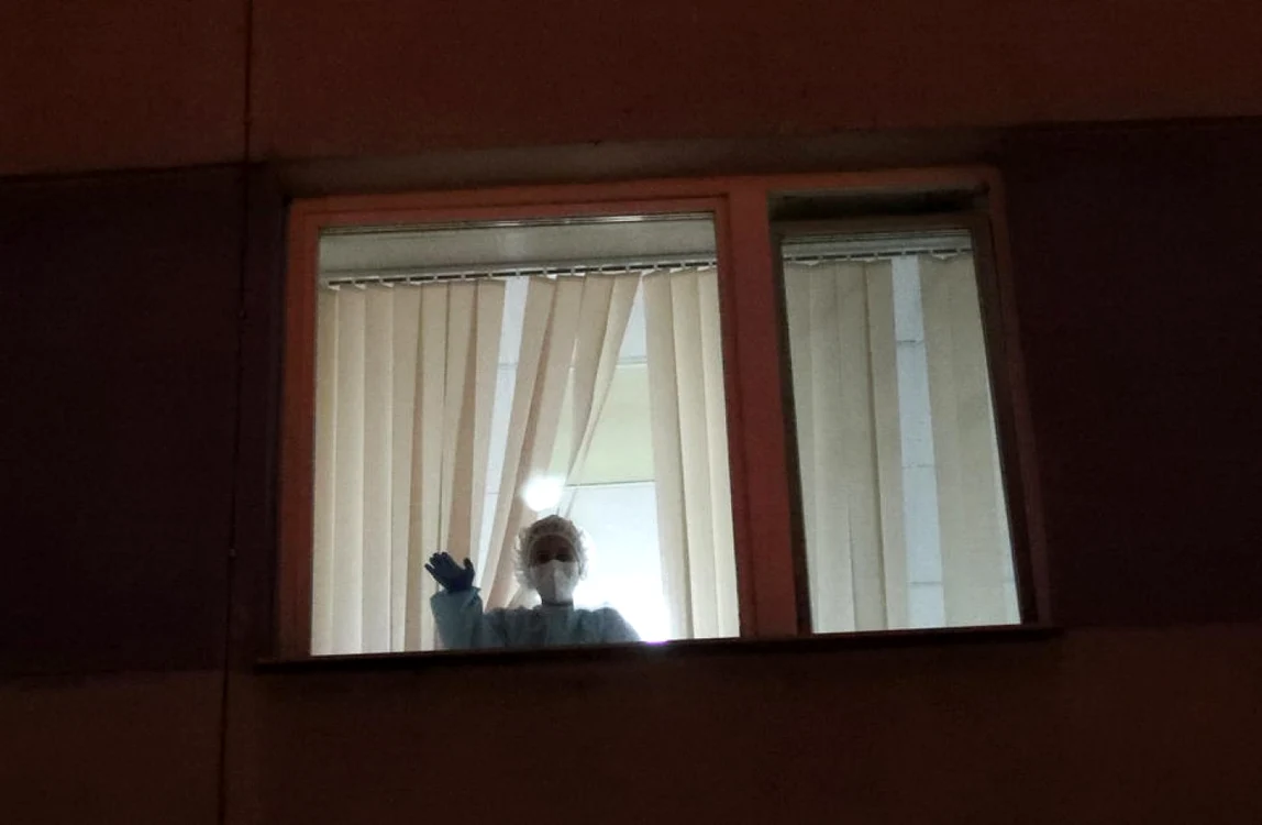 Un medic din Belarus privind pe fereastra unui spital FOTO EPA-EFE