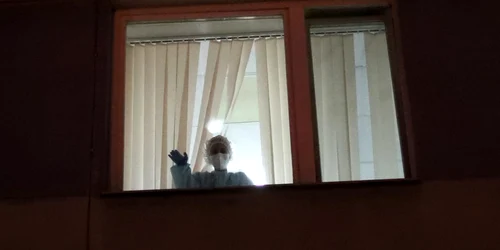 Un medic din Belarus privind pe fereastra unui spital FOTO EPA-EFE